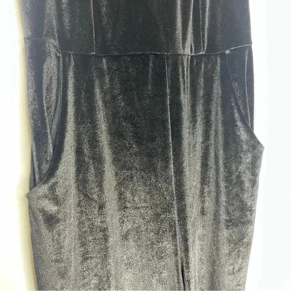 Urban Outfitters Black High Neck Sleeveless Naomi Velvet Jumpsuit Size Medium - Picture 5 of 7